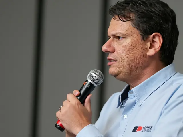 Tarcísio minimiza crise entre Michelle e Flávio Bolsonaro